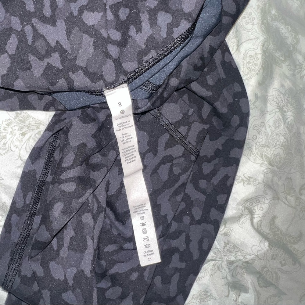 Lululemon Formation Camo HR 21” Crops Sz 8 - Picture 6 of 6